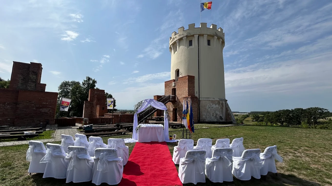 Aranjament elegant pentru eveniment cu flori și lumânări